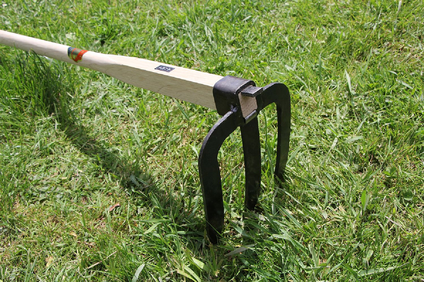 Japanische Zinkenhacke für grobe Bodenarbeiten