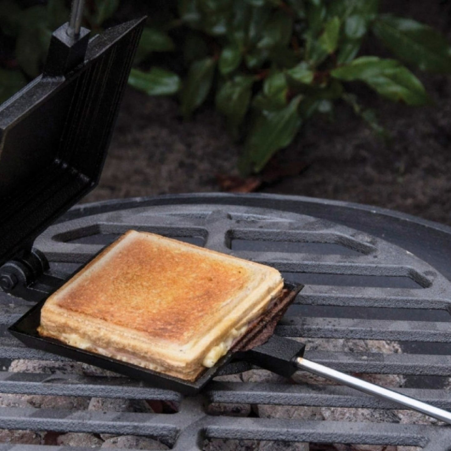 Toasteisen aus Gusseisen (Griff aus Birkenholz)