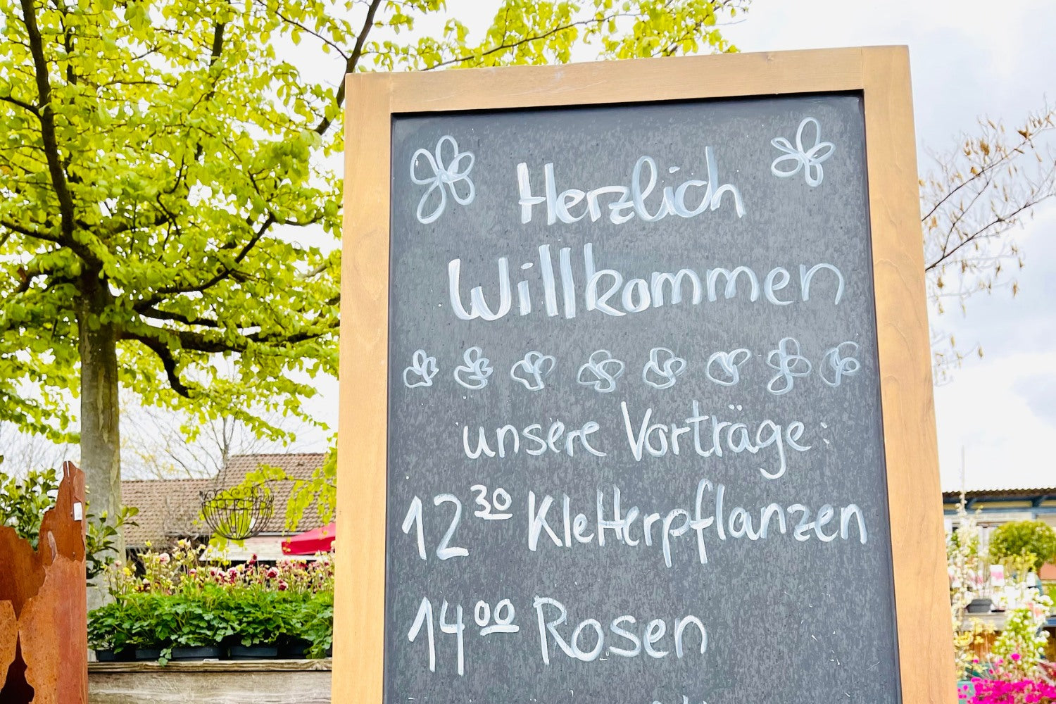 Auf der Info Tafel beim Frühlingsfest werden die Kunden Herzlich Willkommen und über die Fachvorträge informiert.