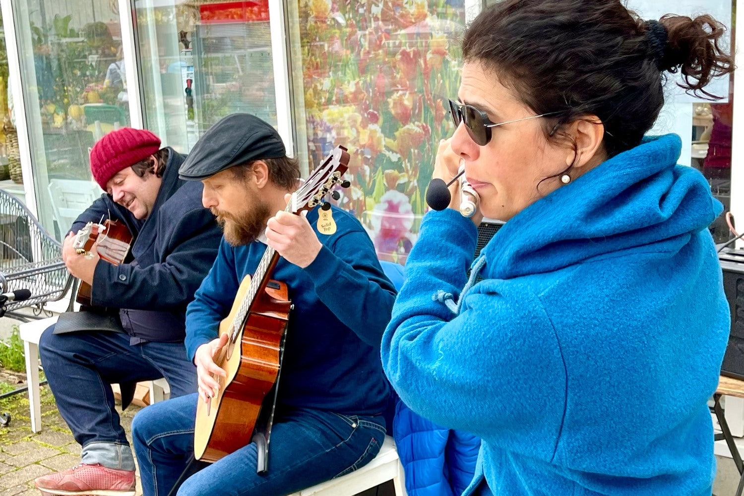 Das TRIO XODÓ hat mit zwei Gitarren und einer Querflöte frühlingshafte Musik in die Gärtnerei gebracht.
