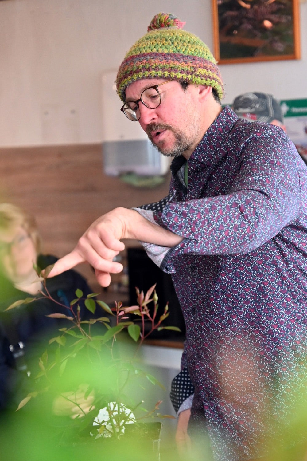 James der Gärtner während seines Rosen Vortrags am Gartenfest in Laufen.
