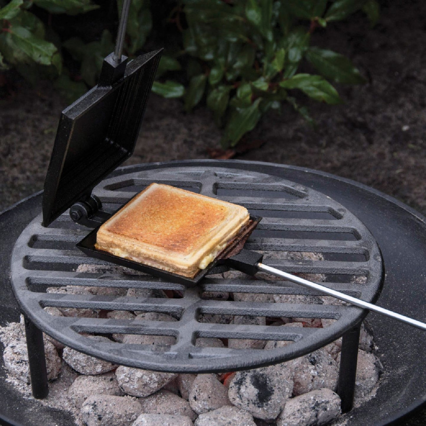 Toasteisen aus Gusseisen (Griff aus Birkenholz)