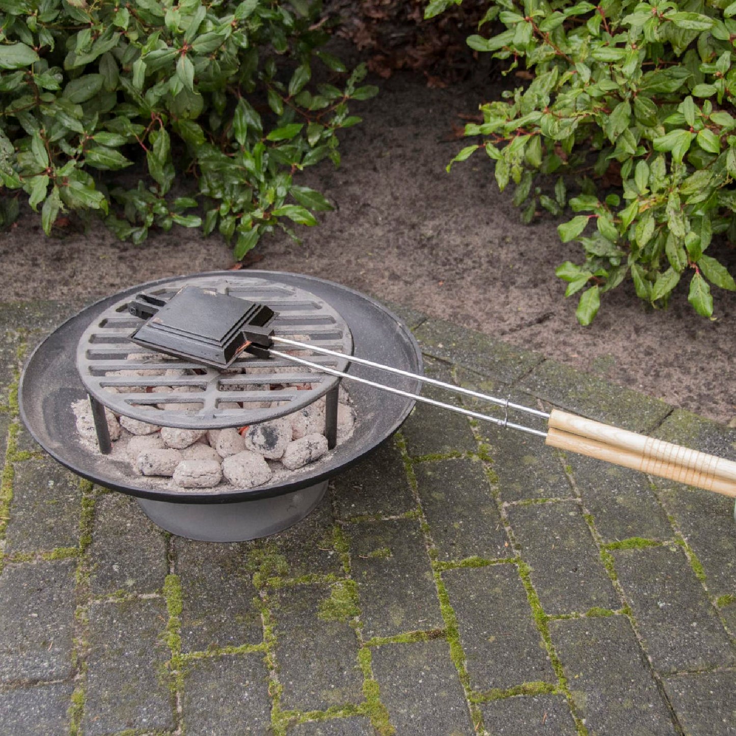 Toasteisen aus Gusseisen (Griff aus Birkenholz)