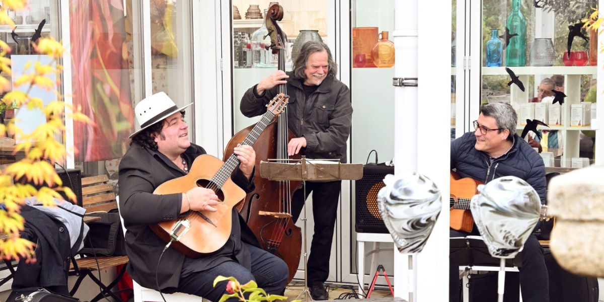 Das MINOTAURUS JAZZ TRIO spielt auf der Terrasse von dem Lilien-Café